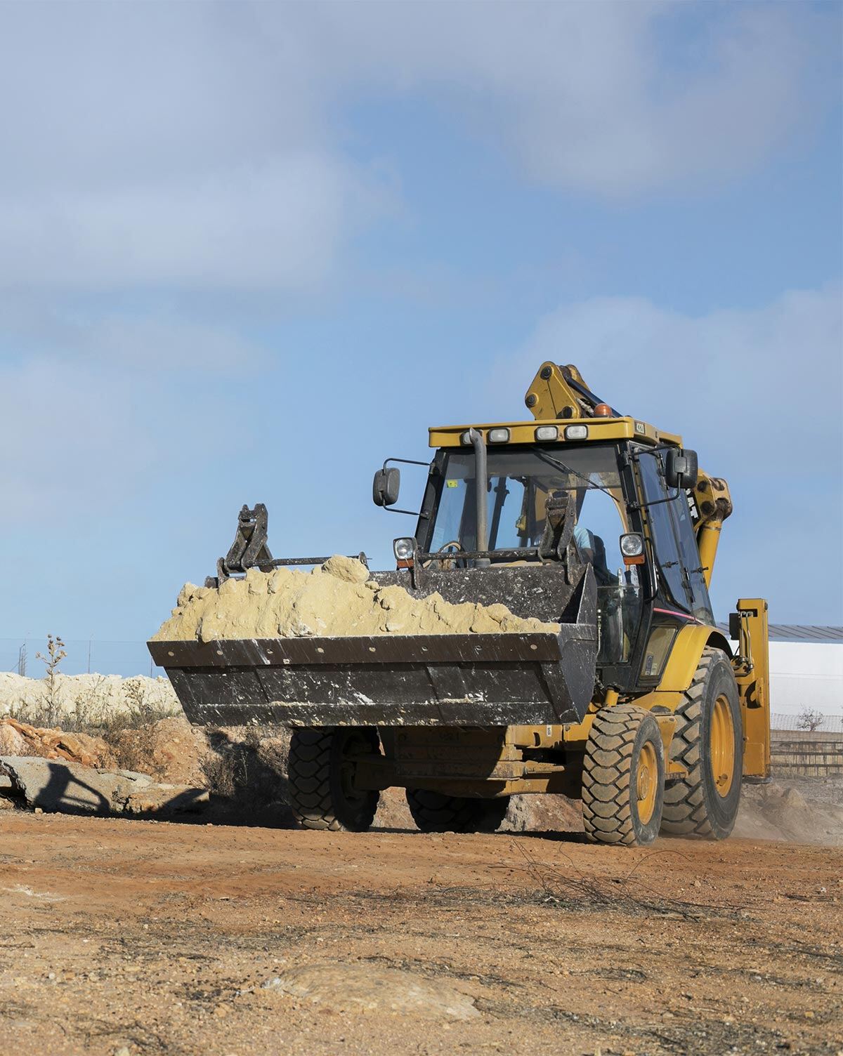 heavy-excavator-for-digging-on-day-light